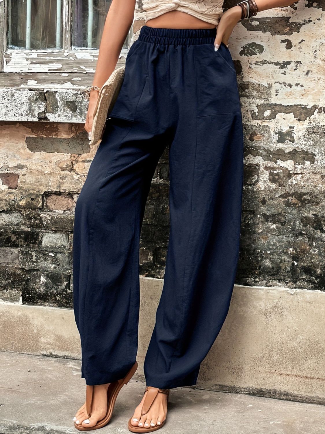 Elastic waist pants with pockets, opaque.