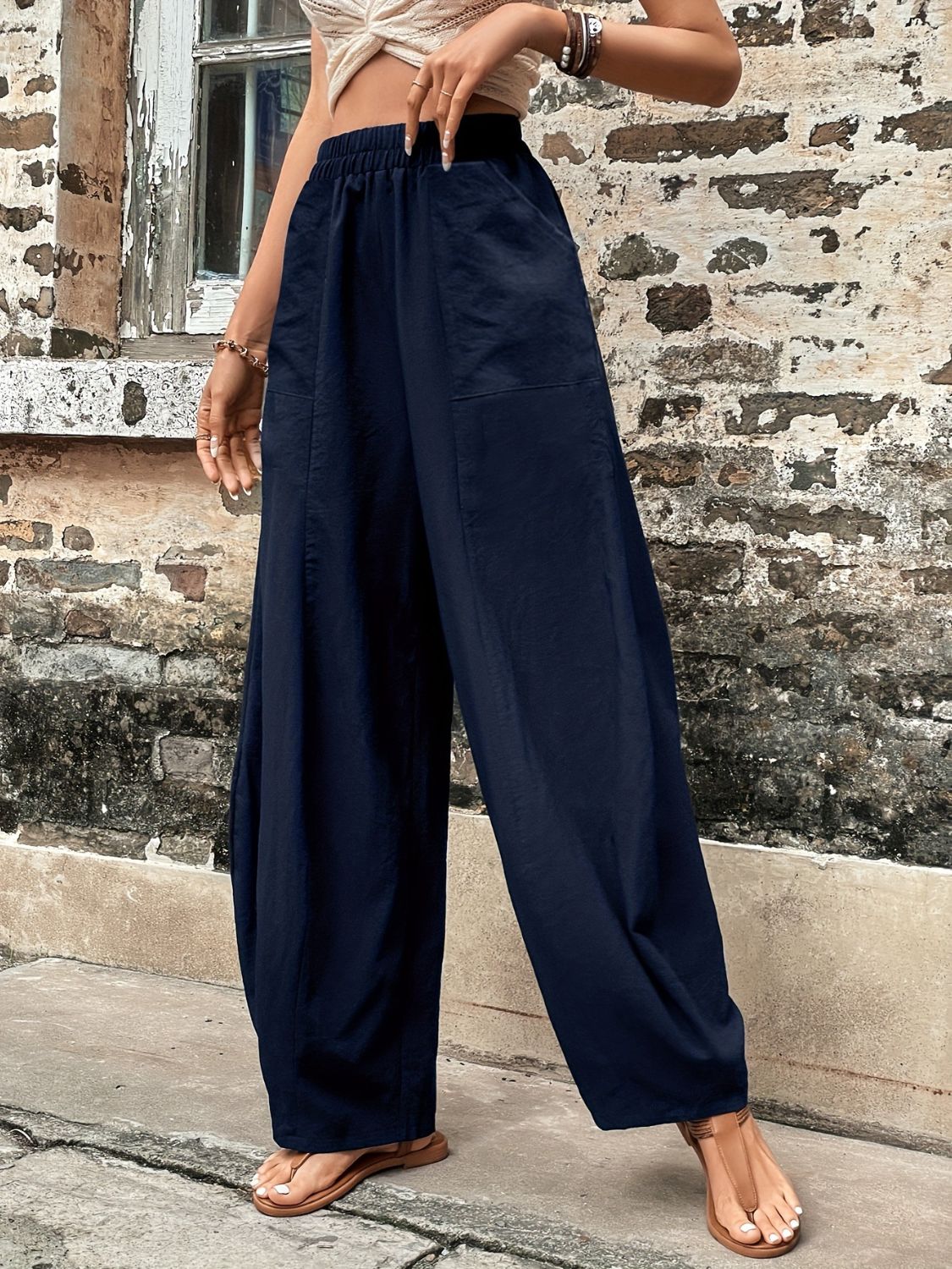 Elastic waist pants with pockets, opaque.