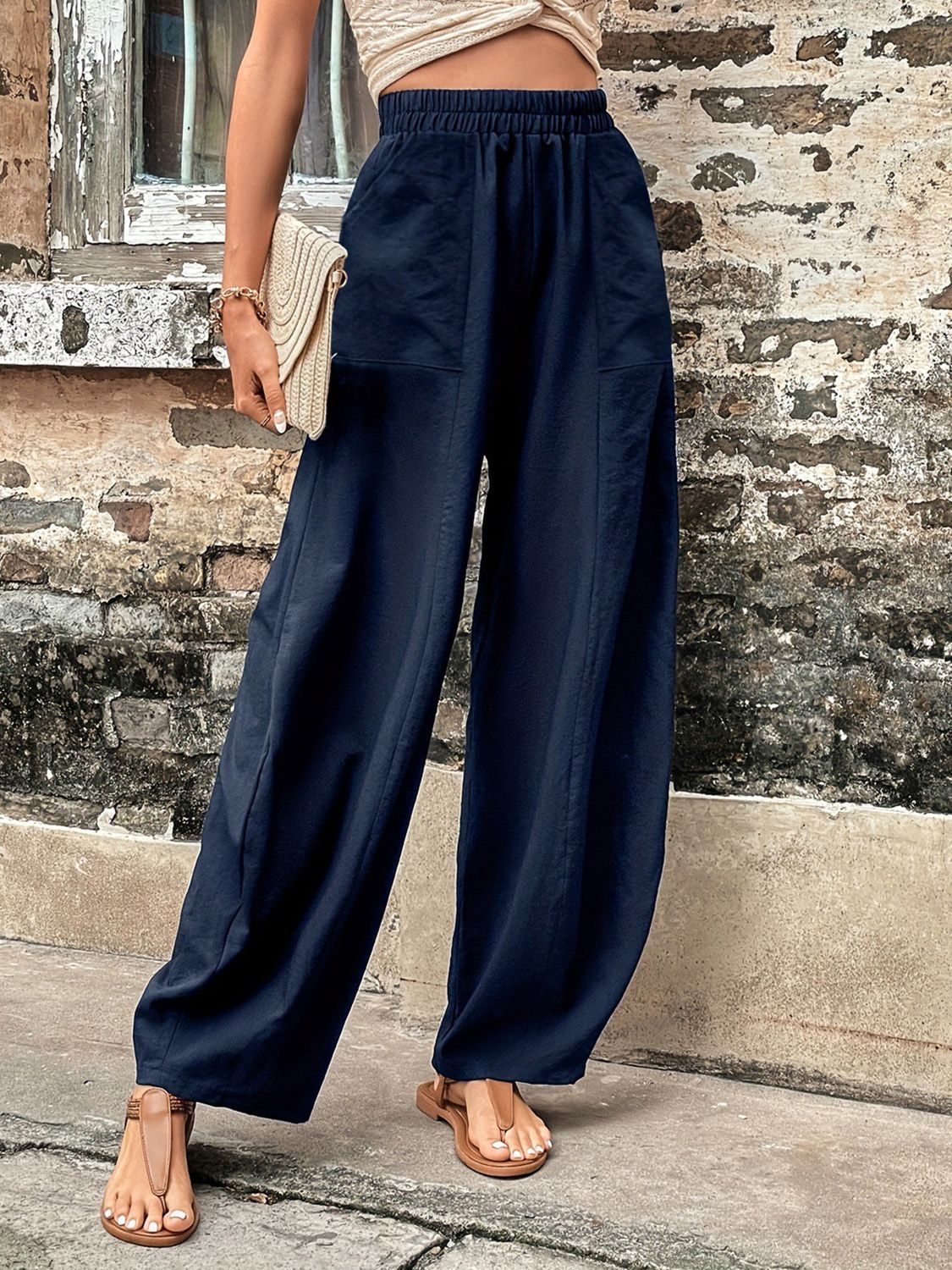 Elastic waist pants with pockets, opaque.