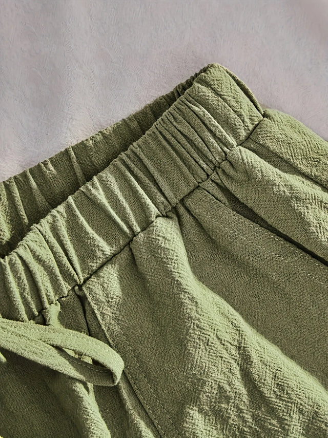 Elastic waist shorts with drawstring and pockets.