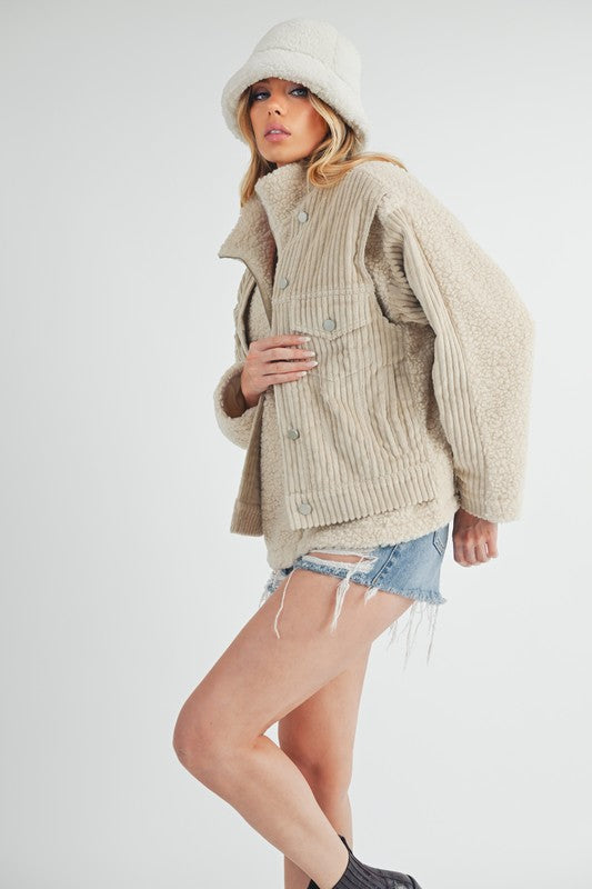 Fake two pieces turtleneck sherpa jacket with pockets and ribbed details.