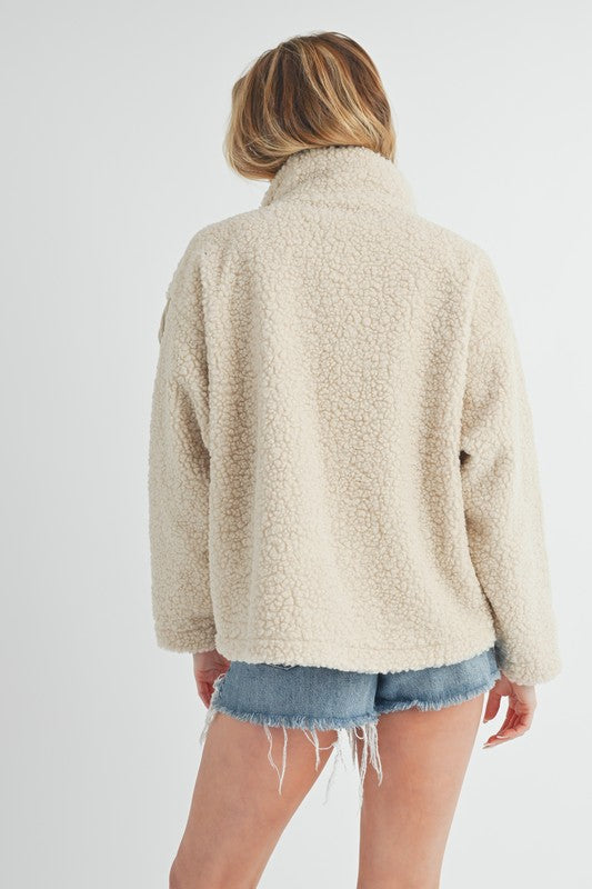 Fake two pieces turtleneck sherpa jacket with pockets and ribbed details.