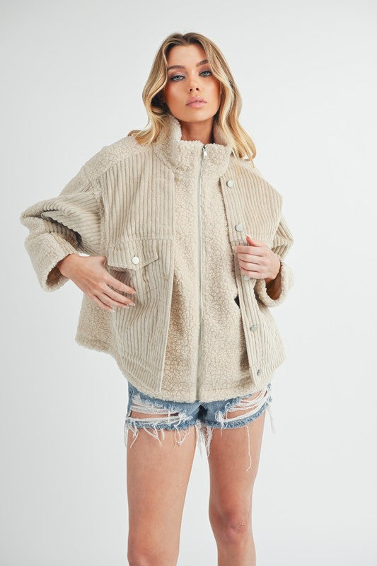 Fake two pieces turtleneck sherpa jacket with pockets and ribbed details.