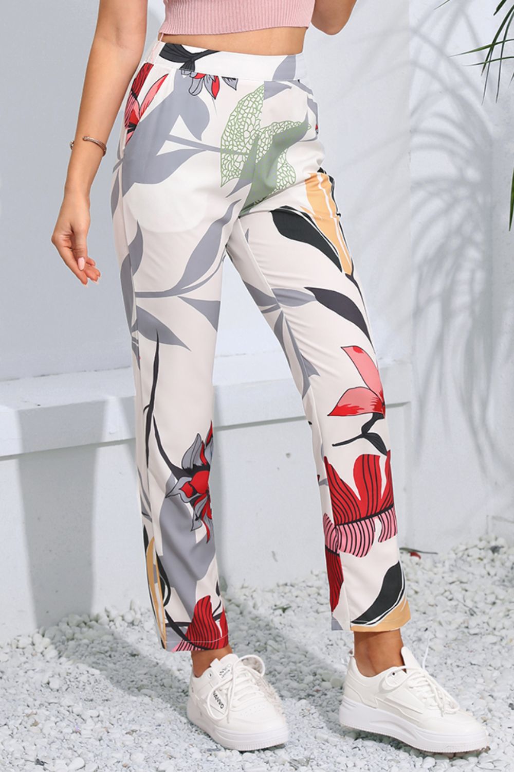 Floral print cropped pants with pockets, chic style.