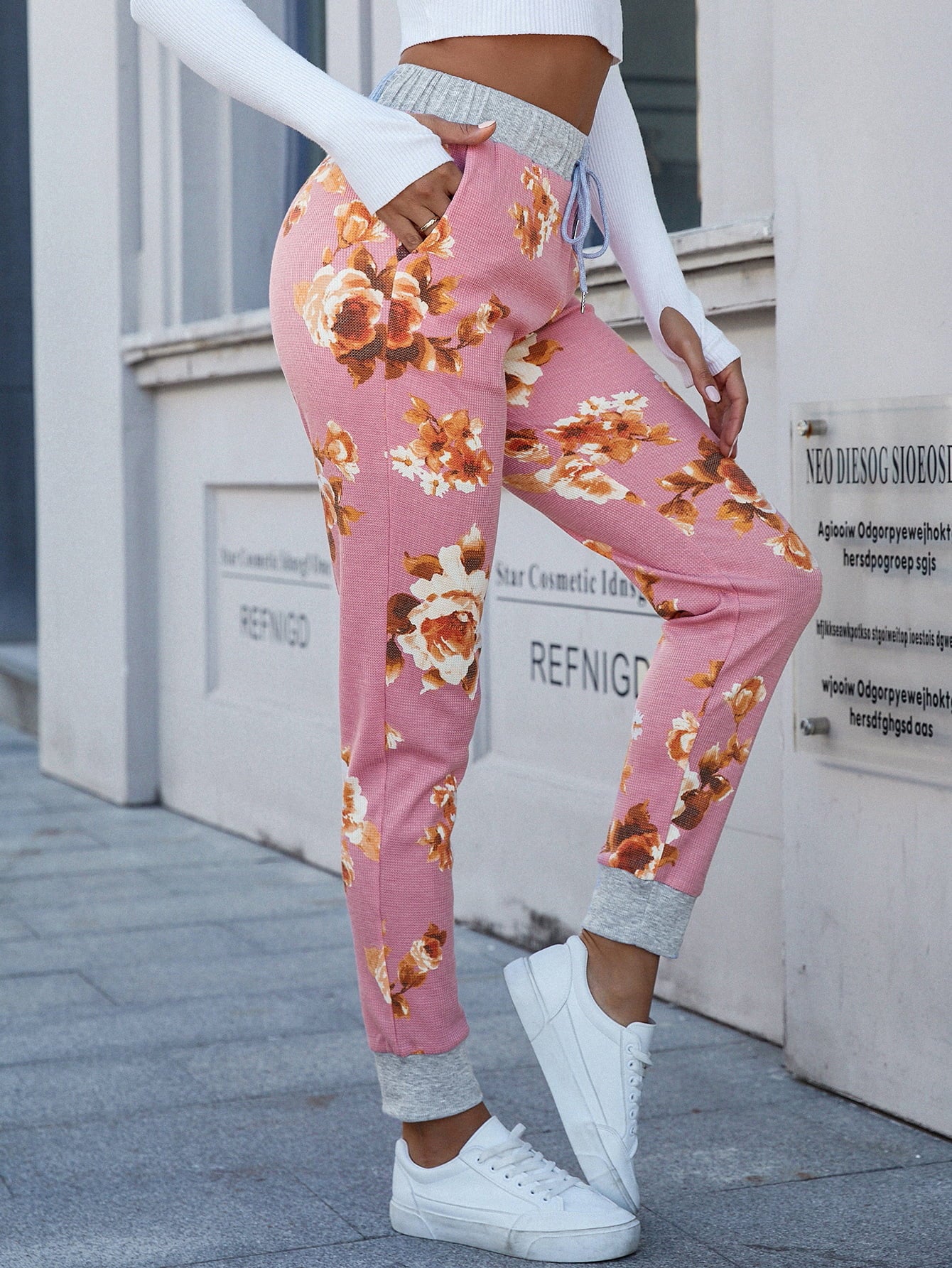 Floral print slim fit long pants with drawstring, casual style.