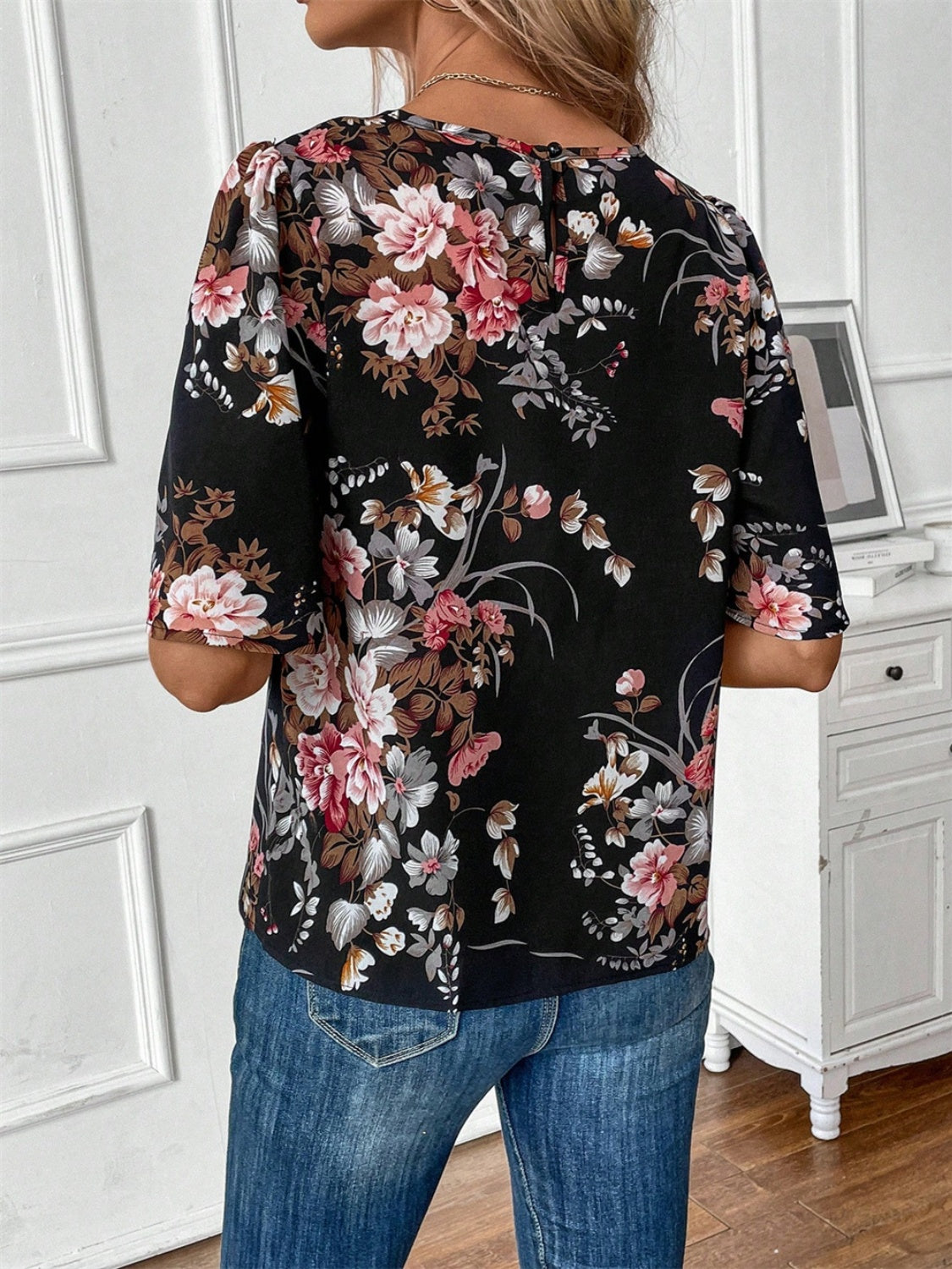 Floral round neck half sleeve blouse.