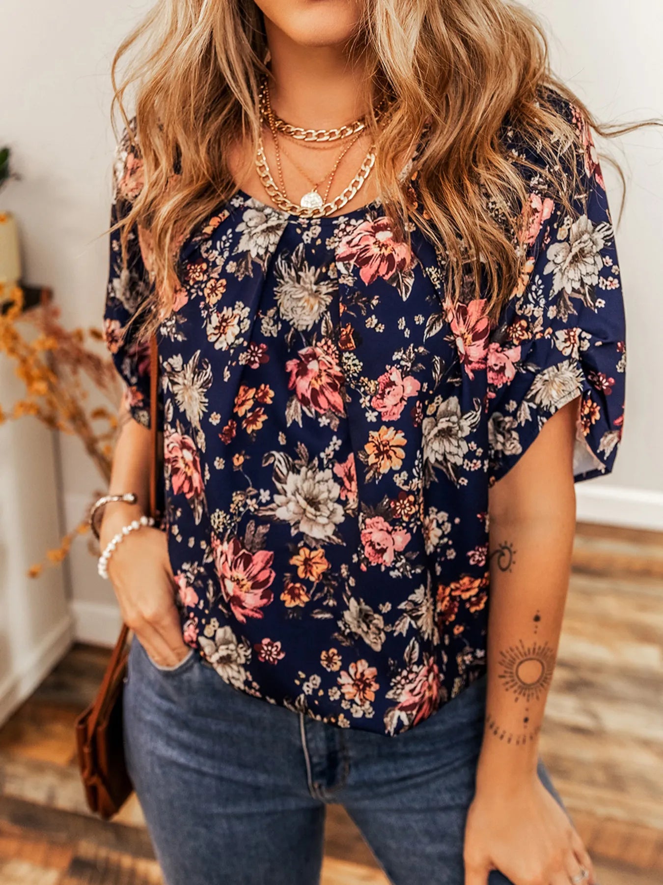 Floral Short Sleeve Scoop Neck Casual Blouse.