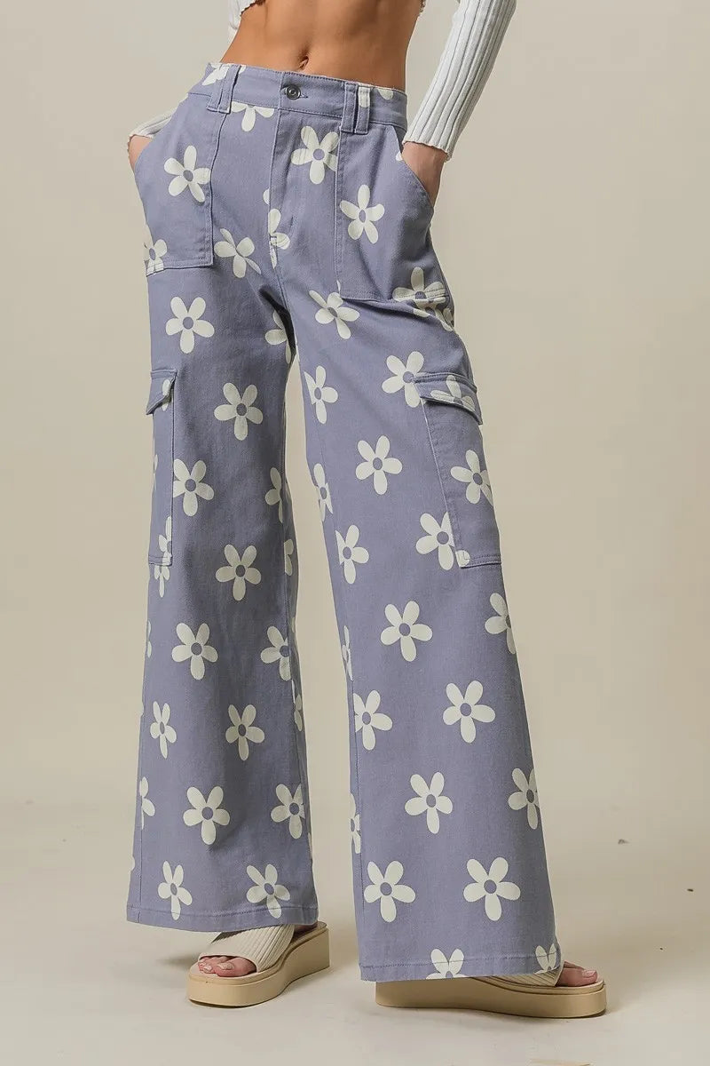 Flower printed side pocket wide pants.