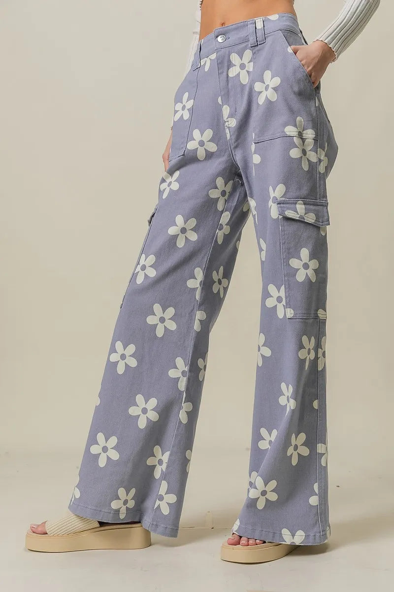 Flower printed side pocket wide pants.