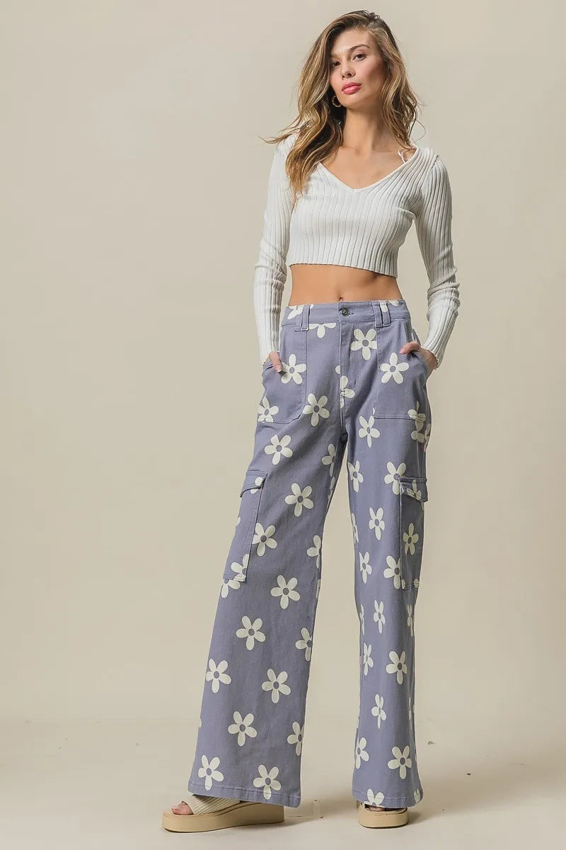 Flower printed side pocket wide pants.