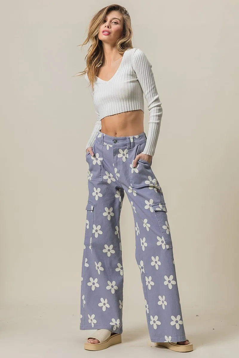 Flower printed side pocket wide pants.