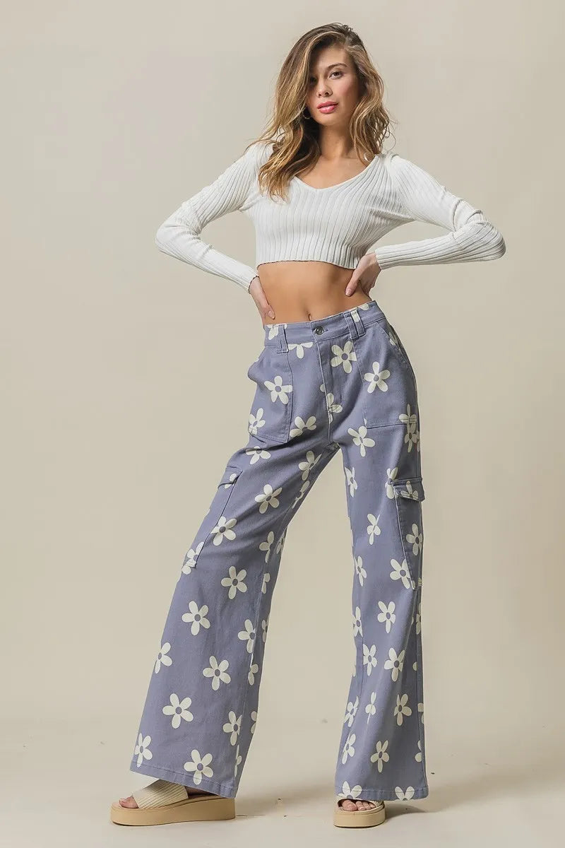 Flower printed side pocket wide pants.