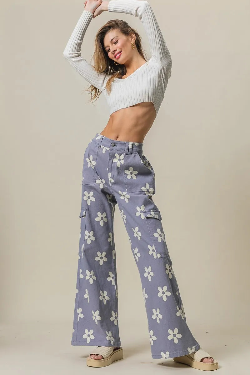Flower printed side pocket wide pants.