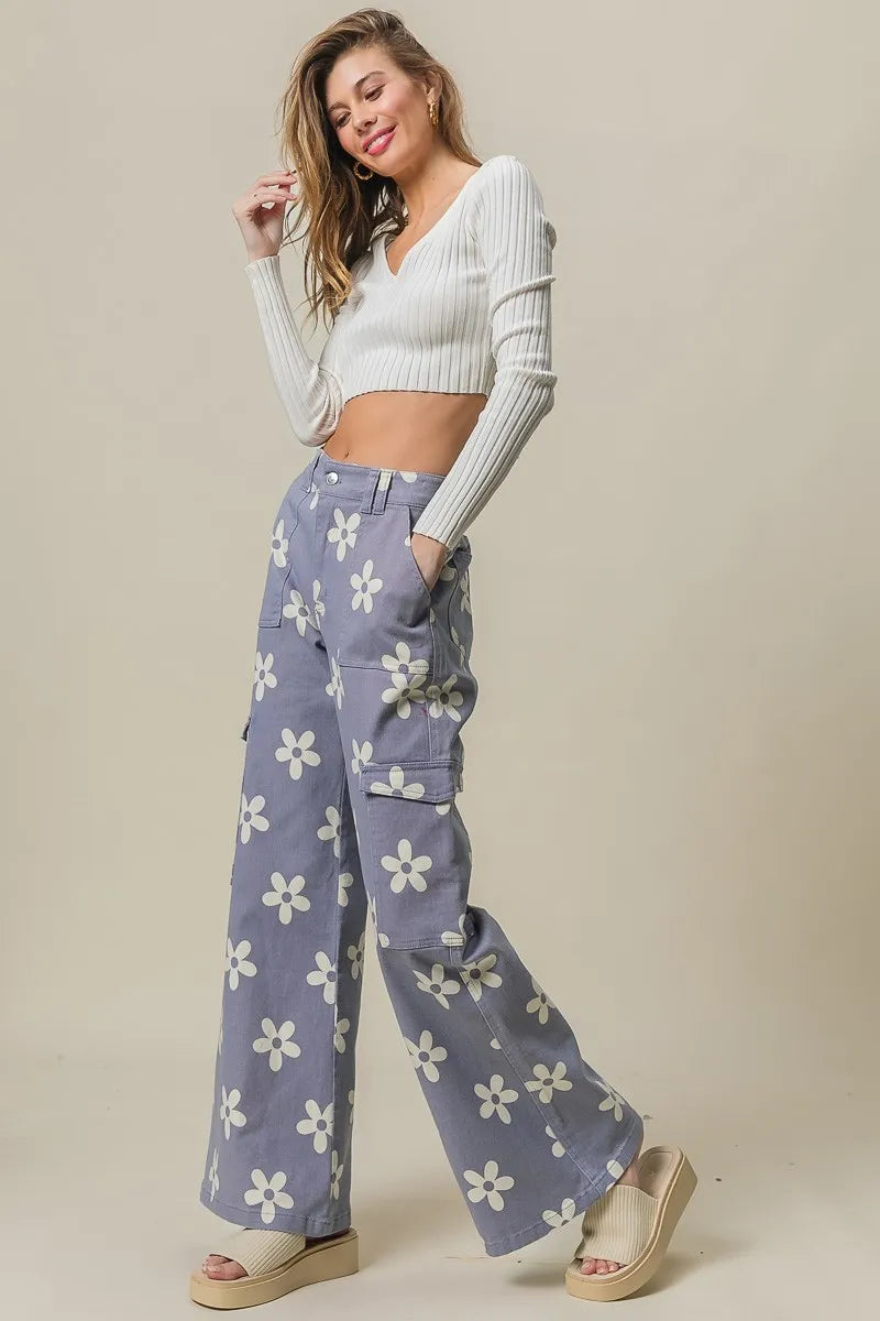 Flower printed side pocket wide pants.