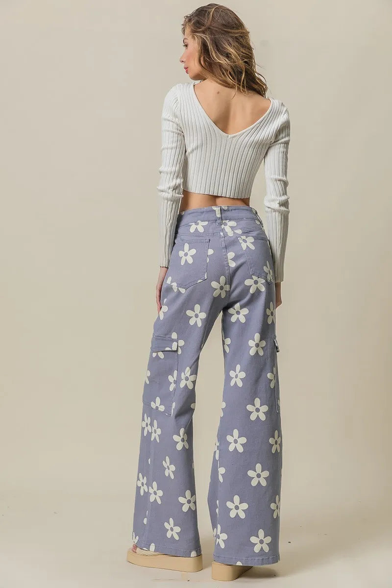 Flower printed side pocket wide pants.
