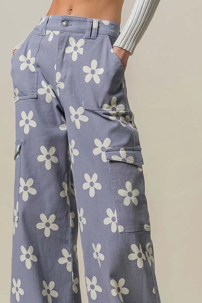 Flower printed side pocket wide pants.