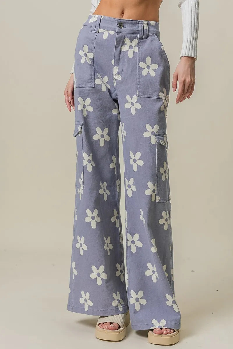 Flower printed side pocket wide pants.