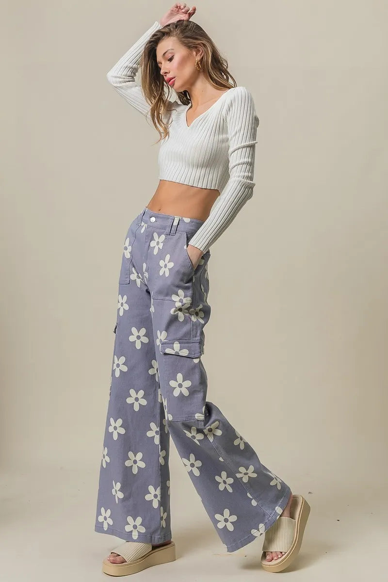 Flower printed side pocket wide pants.
