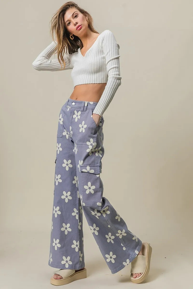 Flower printed side pocket wide pants.