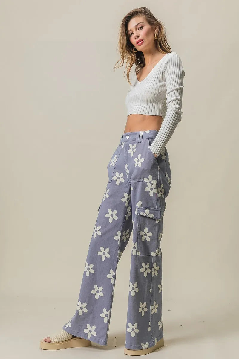 Flower printed side pocket wide pants.