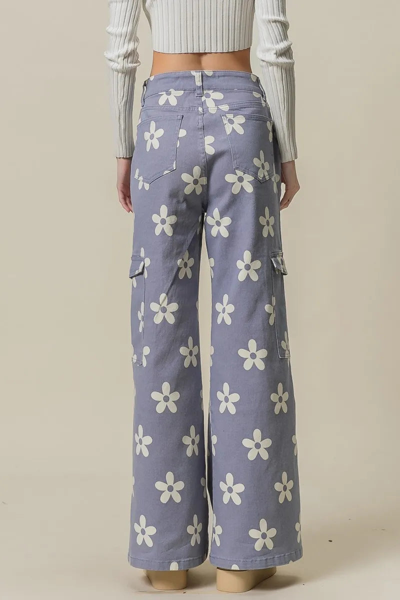 Flower printed side pocket wide pants.