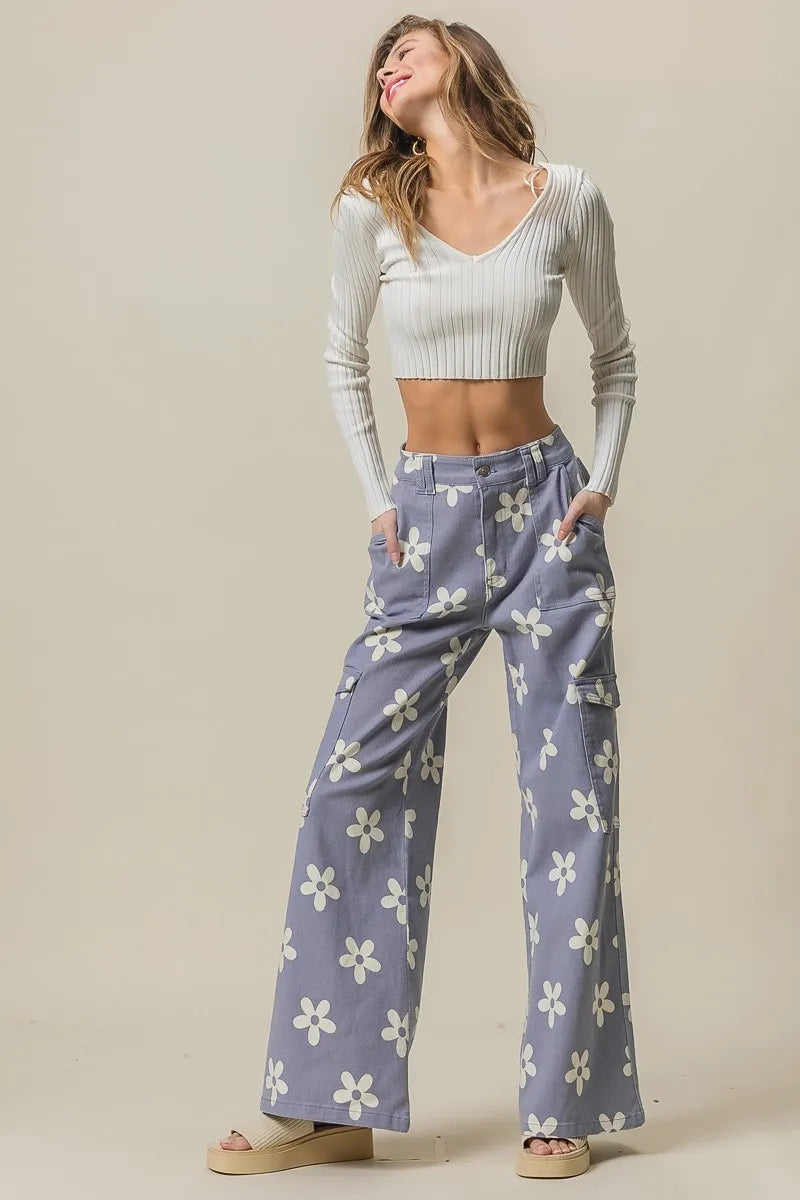 Flower printed side pocket wide pants.
