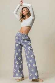Flower printed side pocket wide pants.