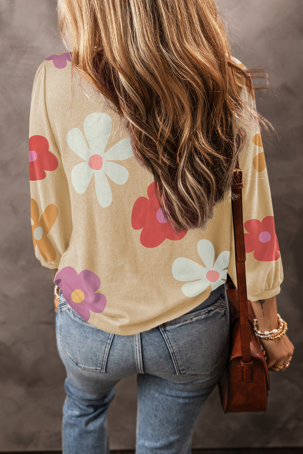 Flower round neck long sleeve blouse.