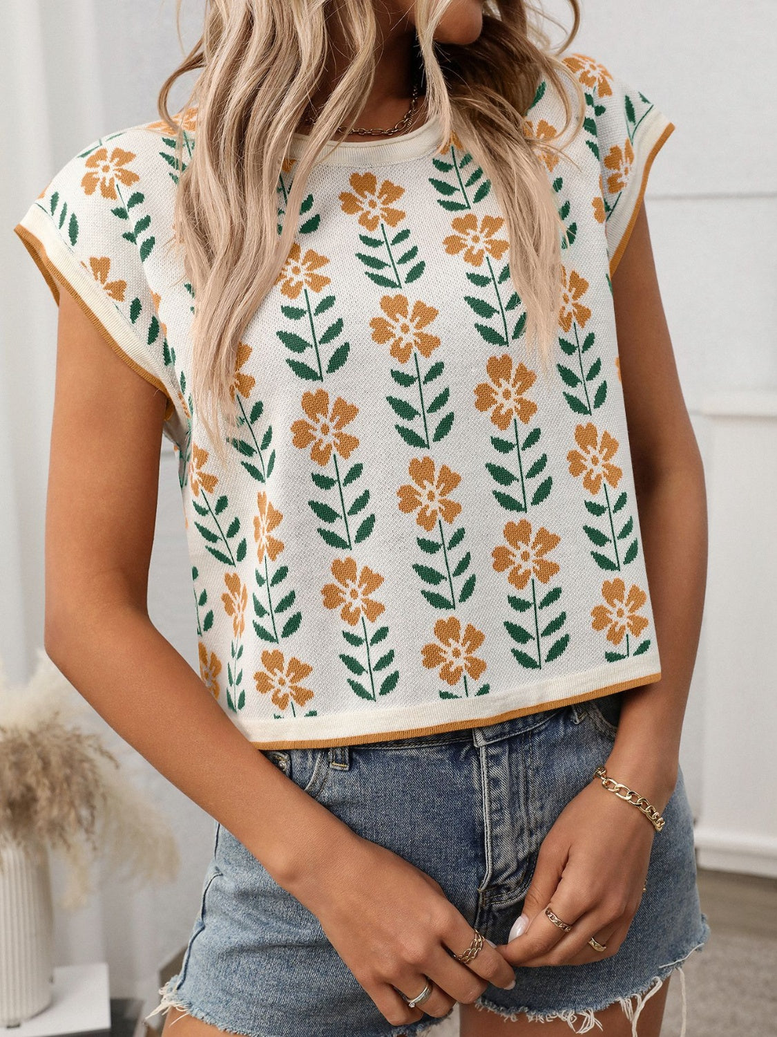 Flower round neck short sleeve knit top.