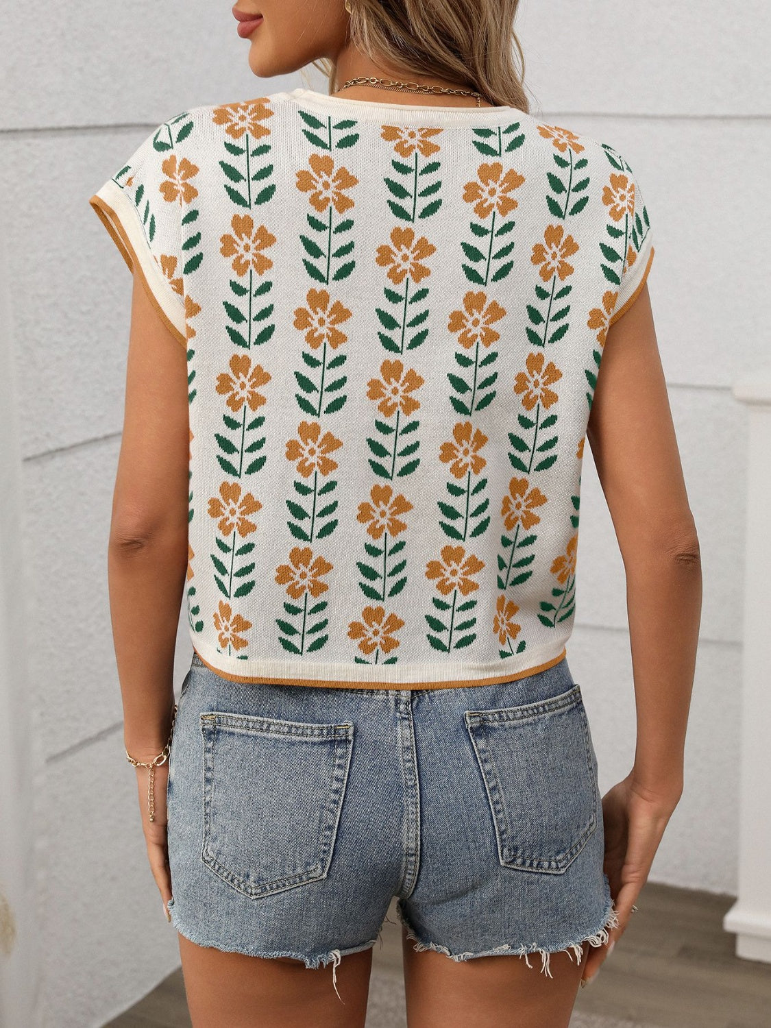 Flower round neck short sleeve knit top.