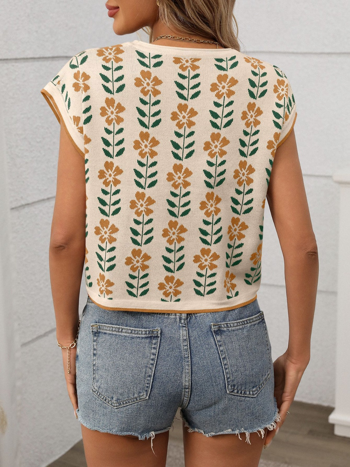 Flower round neck short sleeve knit top.