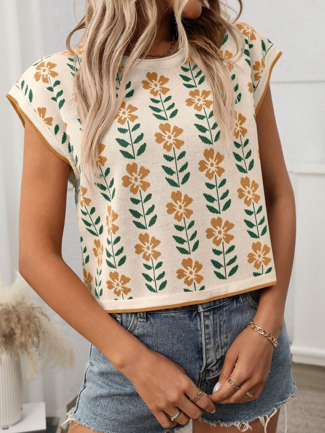 Flower round neck short sleeve knit top.