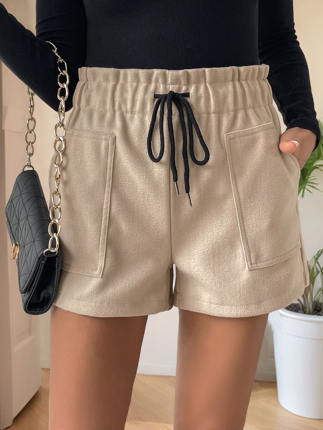 Frill drawstring shorts with pockets.