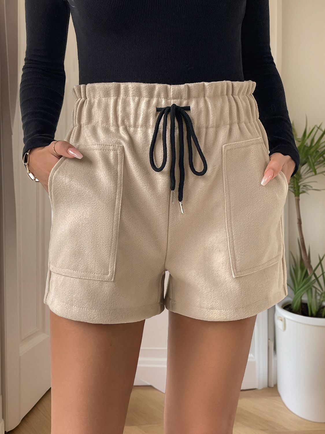Frill drawstring shorts with pockets.