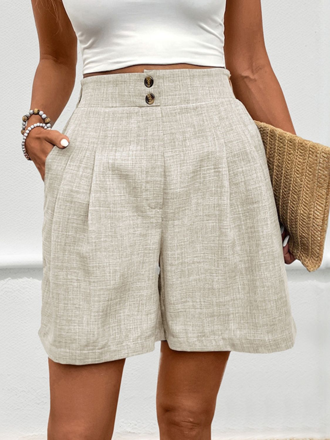 Frill shorts with pockets and decorative buttons.