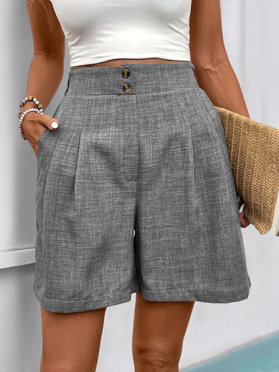 Frill shorts with pockets and decorative buttons.