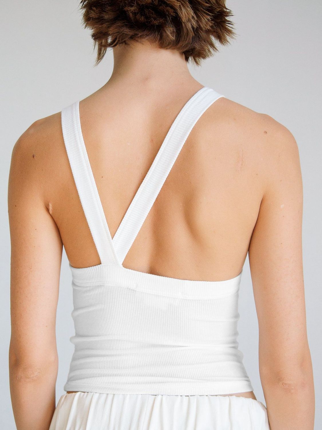 Halter neck ribbed cropped top with backless design.