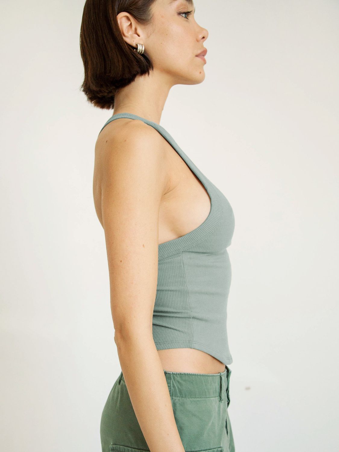 Halter neck ribbed cropped top with backless design.