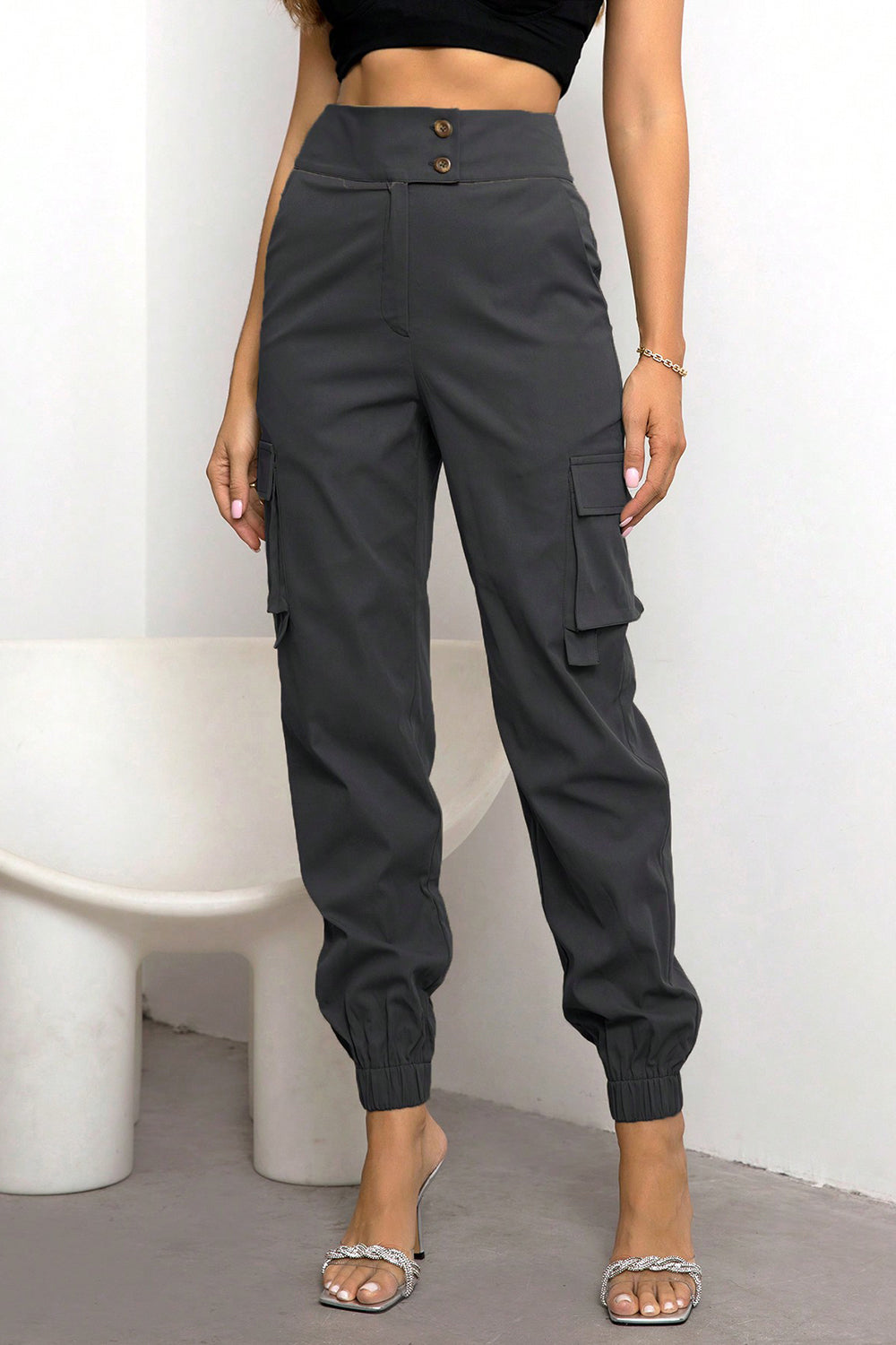 High waist cargo pants with pockets, opaque.