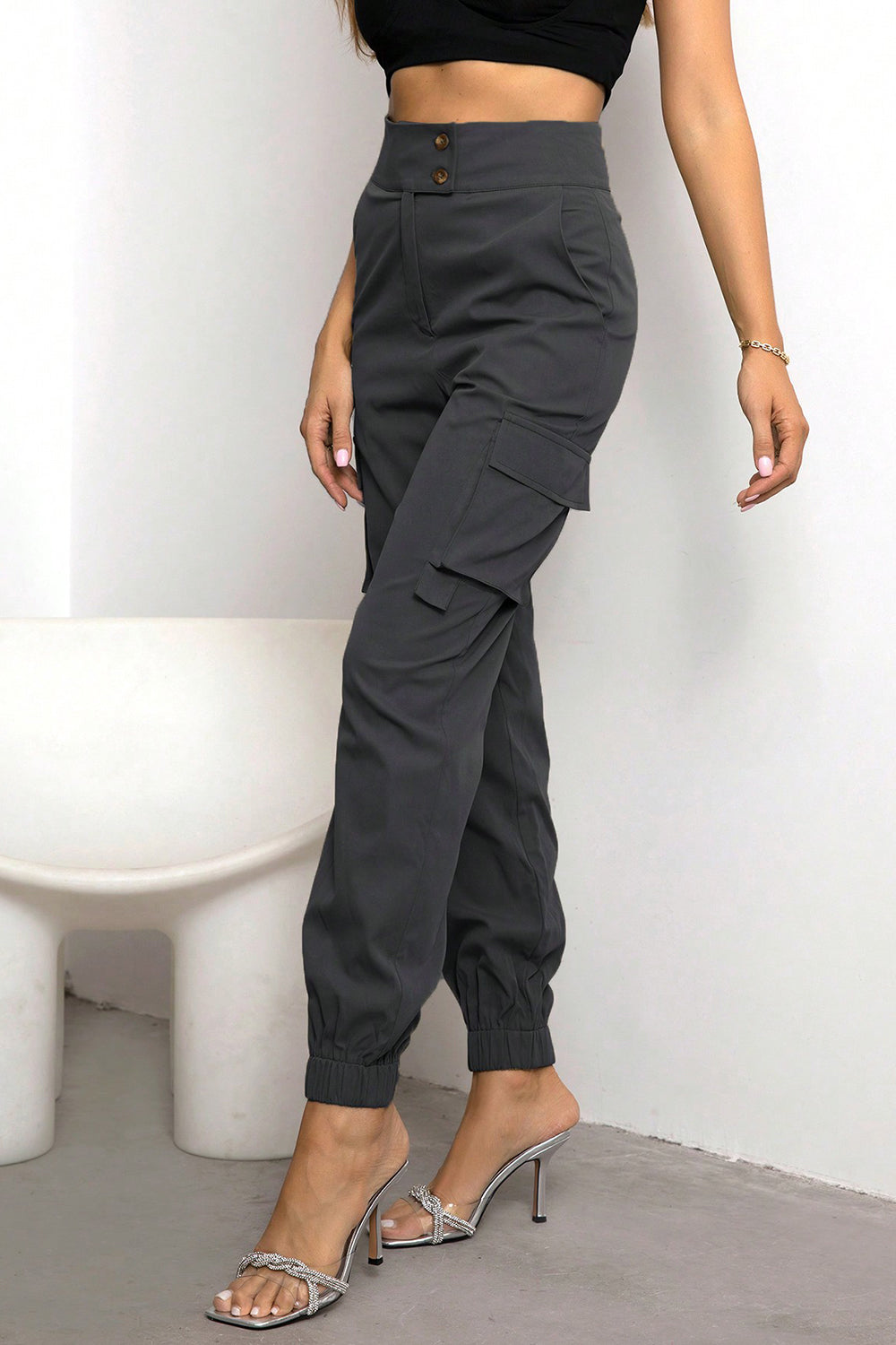 High waist cargo pants with pockets, opaque.