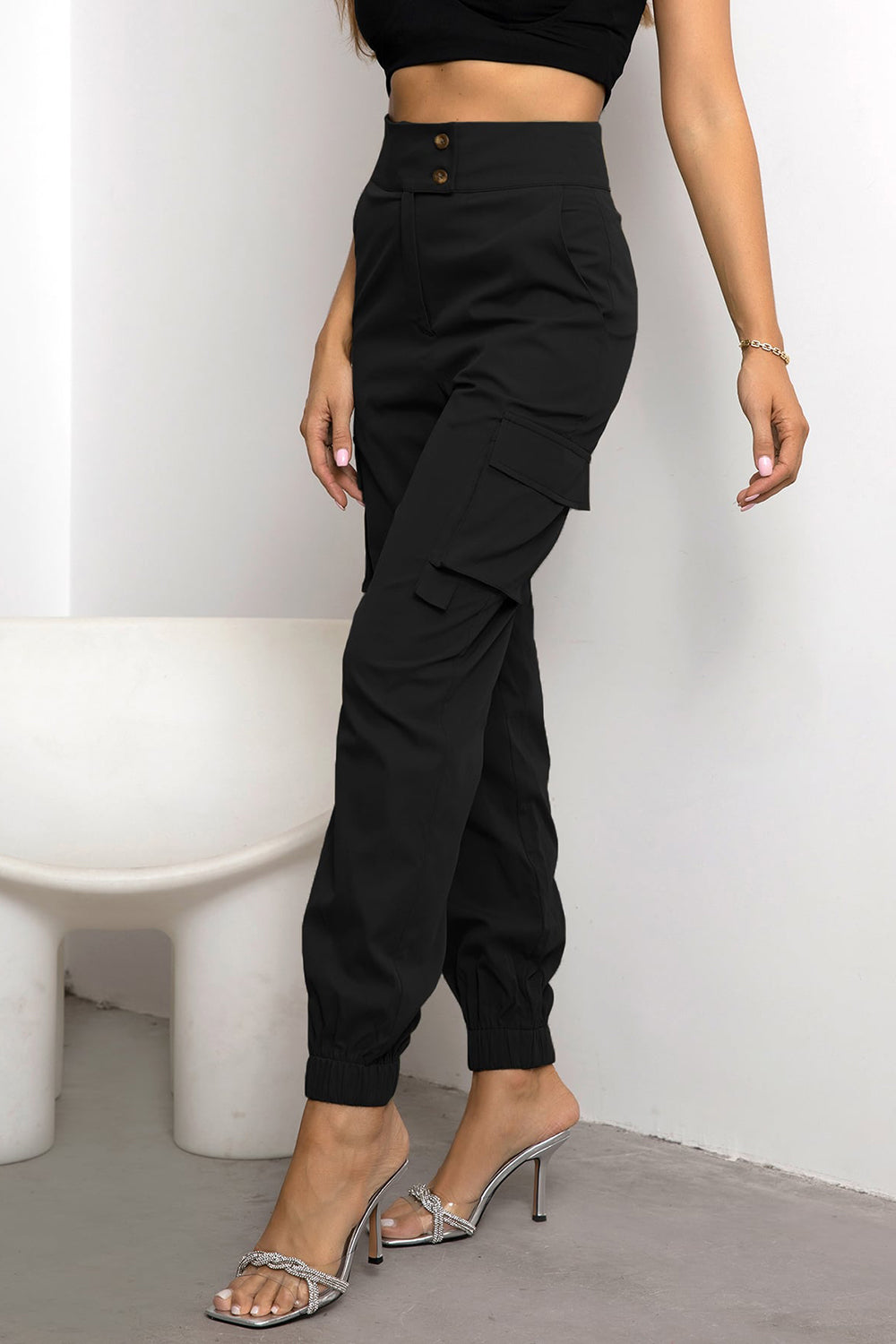 High waist cargo pants with pockets, opaque.