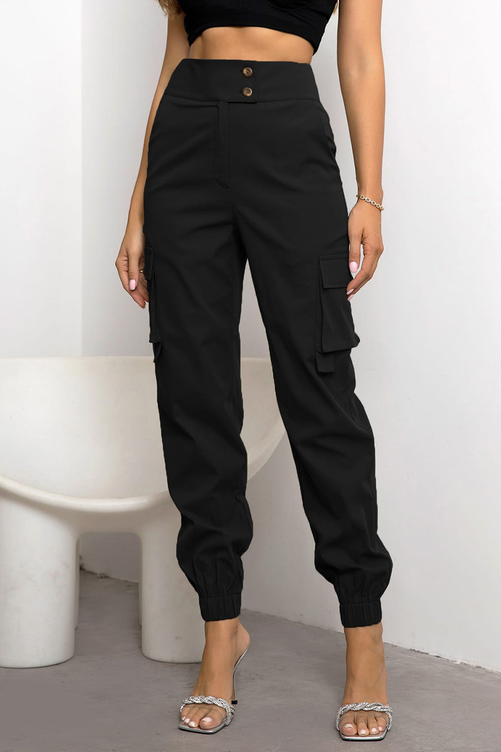 High waist cargo pants with pockets, opaque.