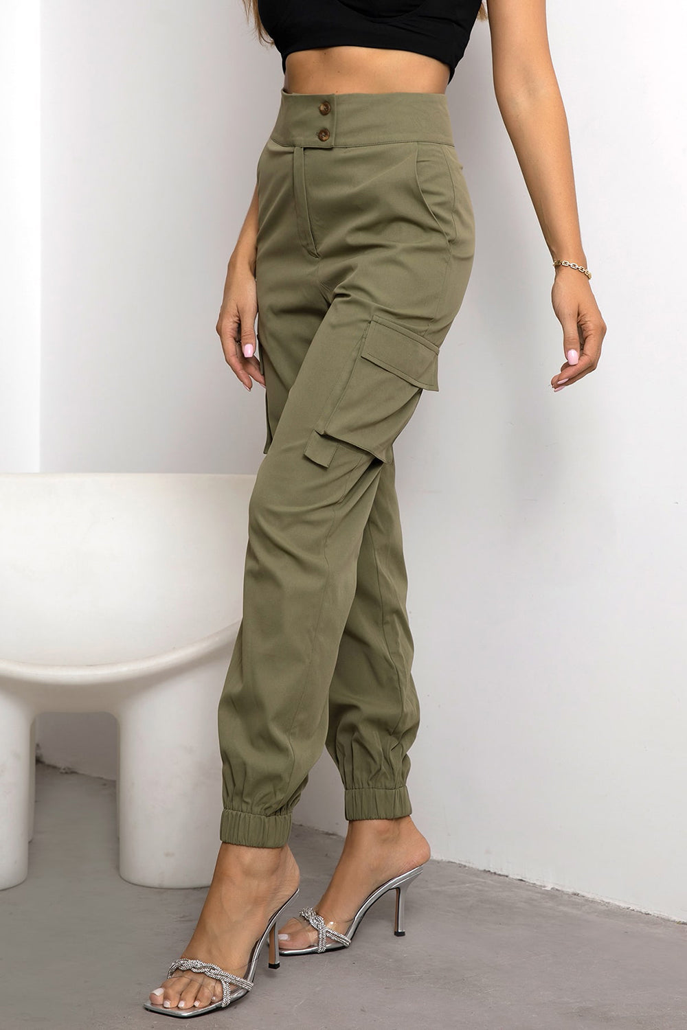 High waist cargo pants with pockets, opaque.