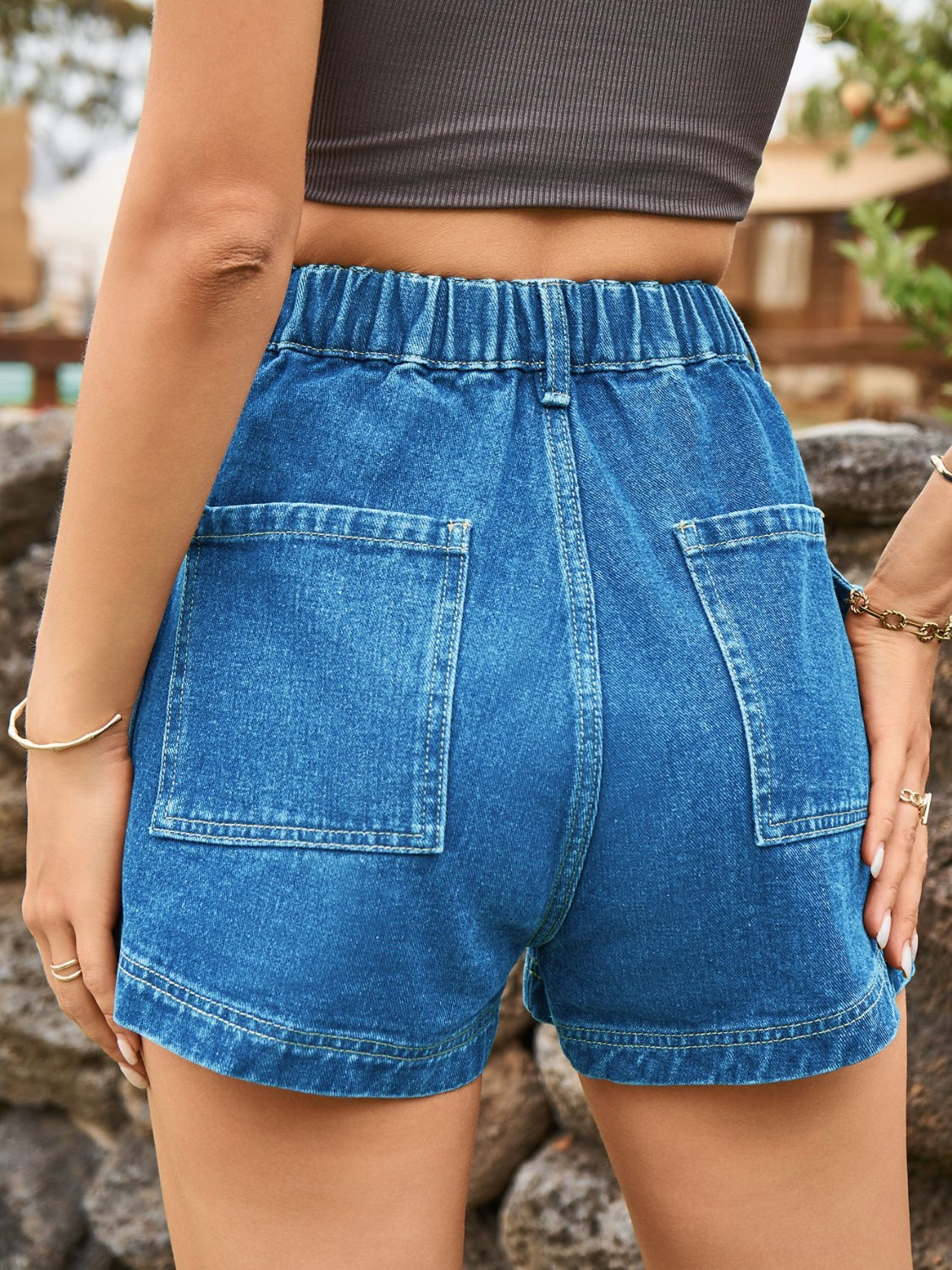 High waist seam detail active shorts.