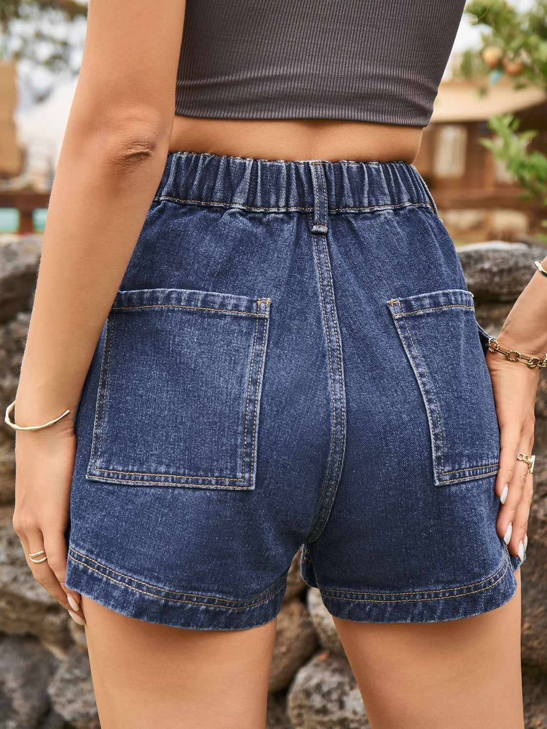 High waist seam detail active shorts.