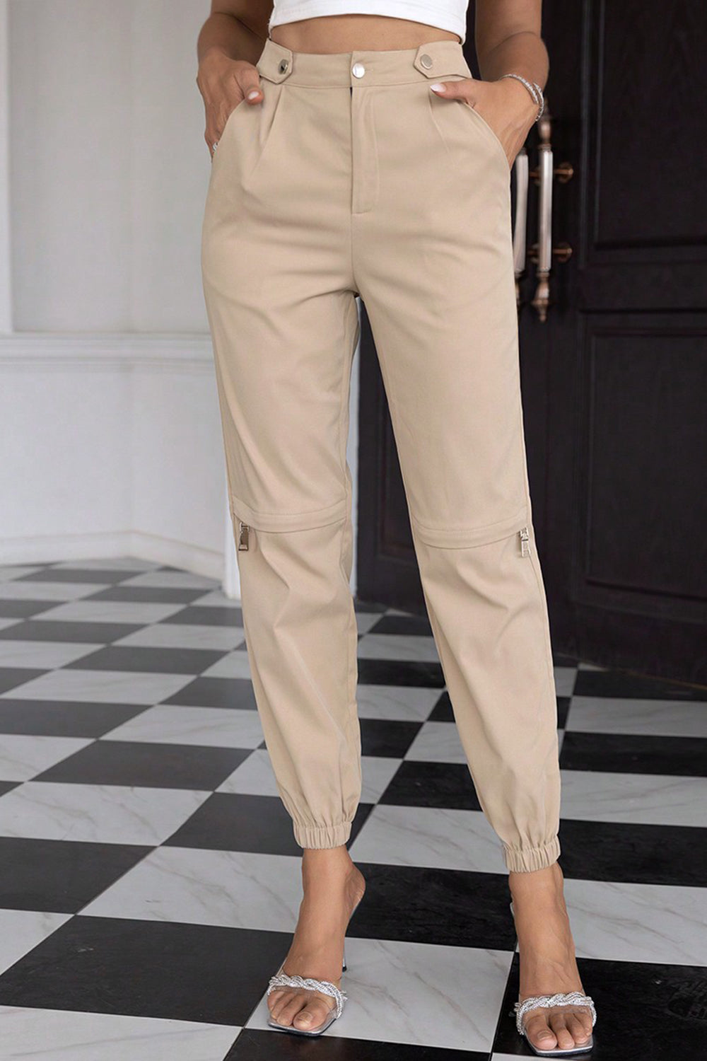 High waist pants with pockets, opaque.