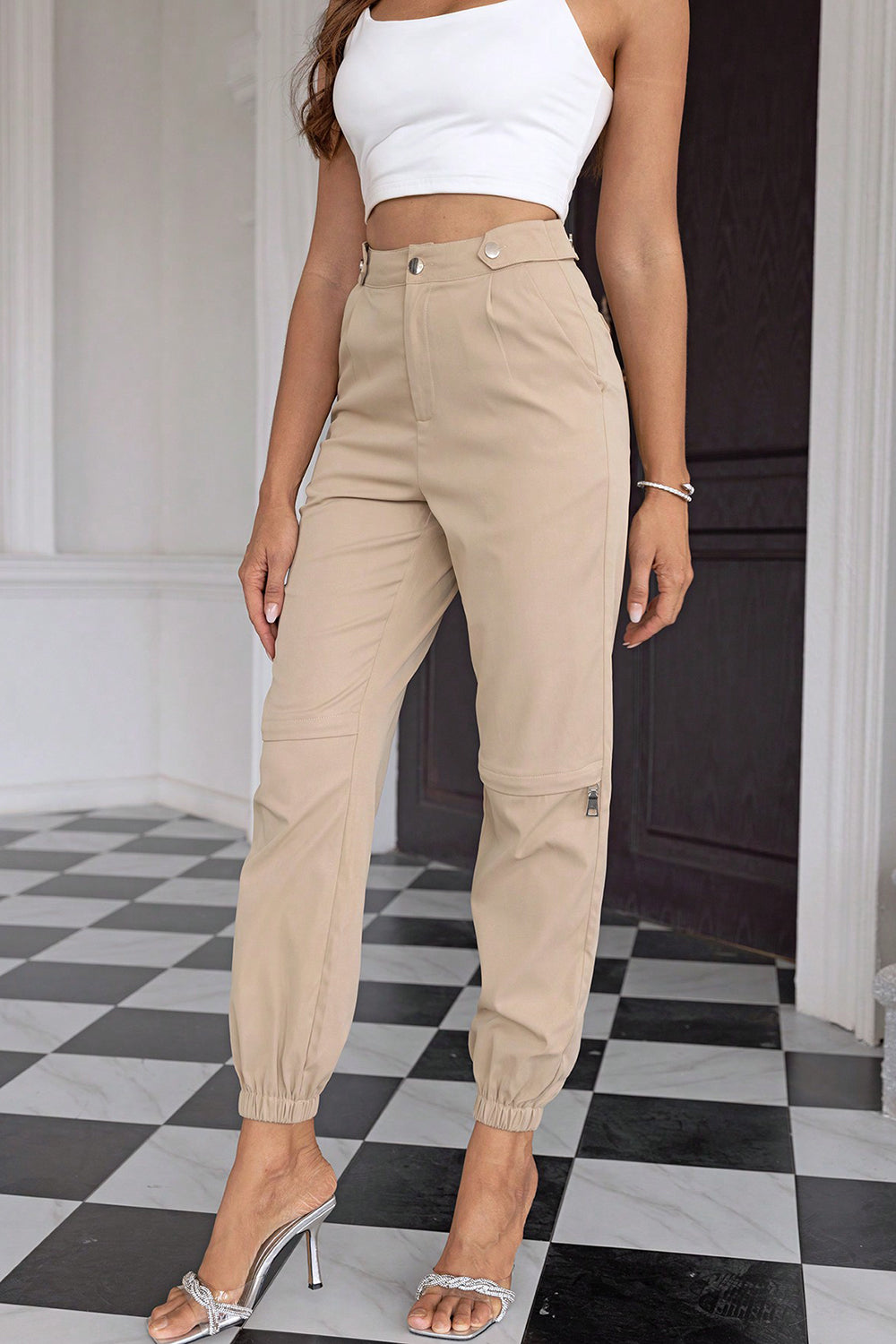High waist pants with pockets, opaque.
