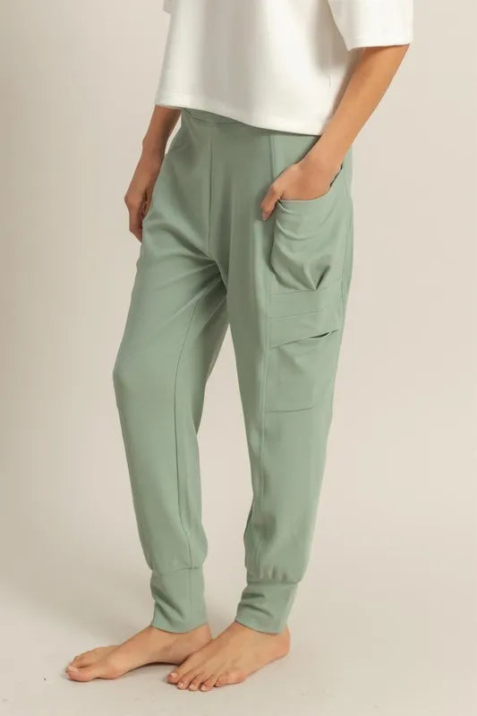 High-waist pocket detail comfy sweatpants with drawstring.