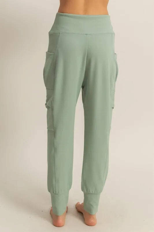 High-waist pocket detail comfy sweatpants with drawstring.