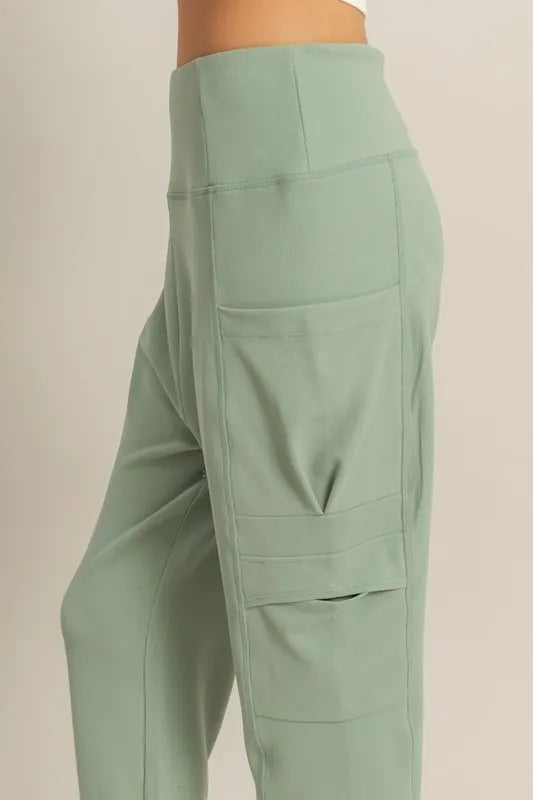High-waist pocket detail comfy sweatpants with drawstring.